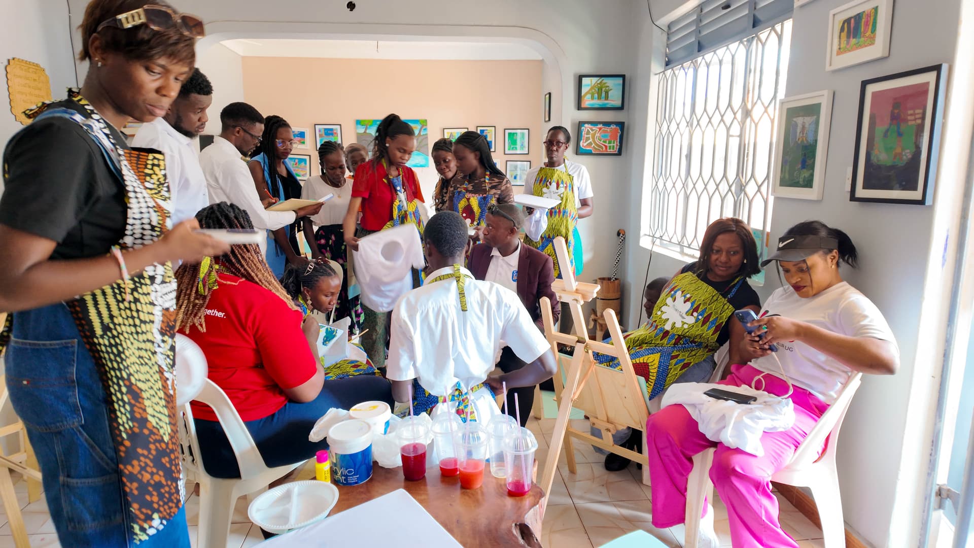 Art therapy session in the residence studio